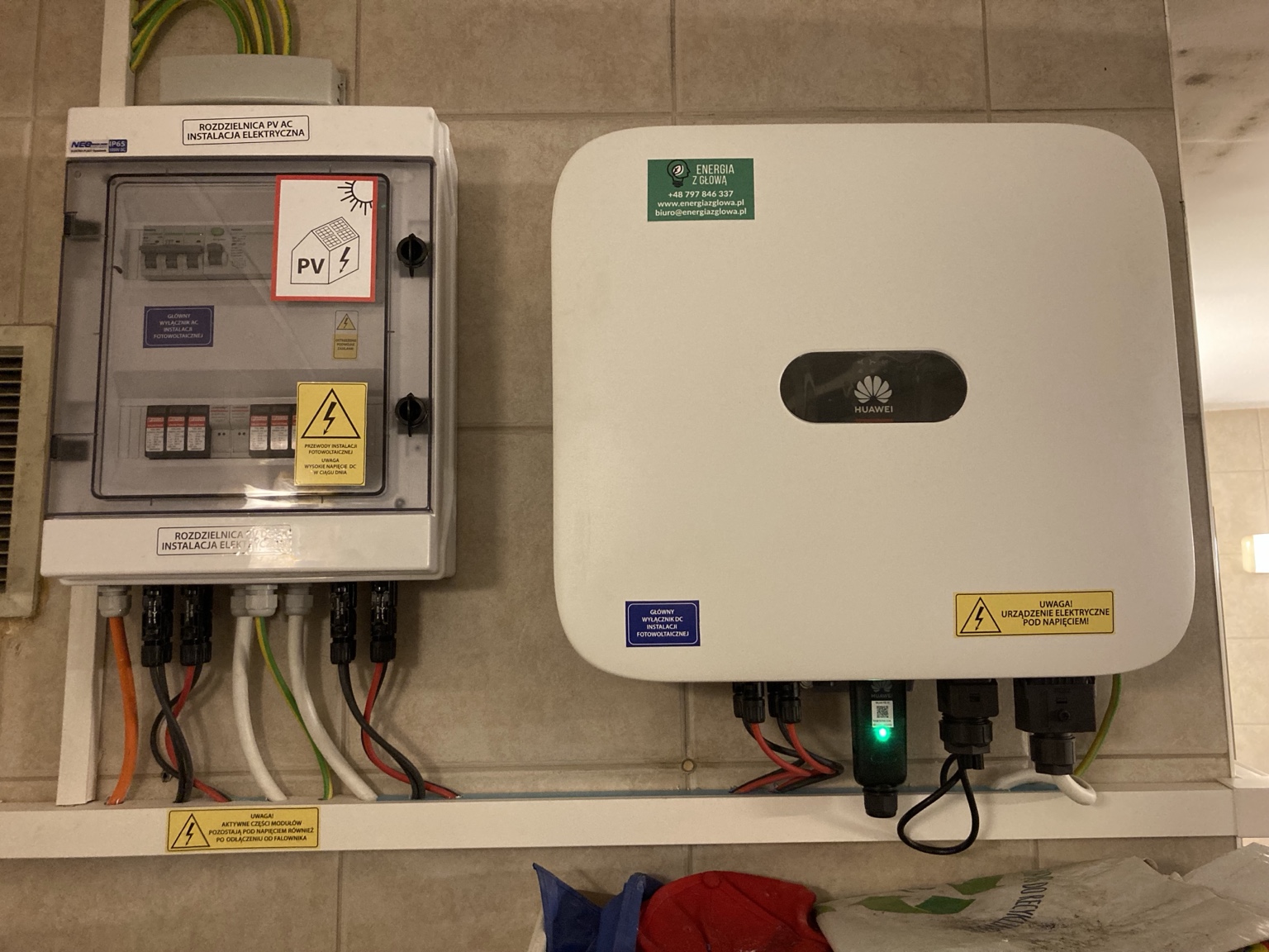 Zbliżenie na magazyn energii Huawei po wykonaniu instalacji