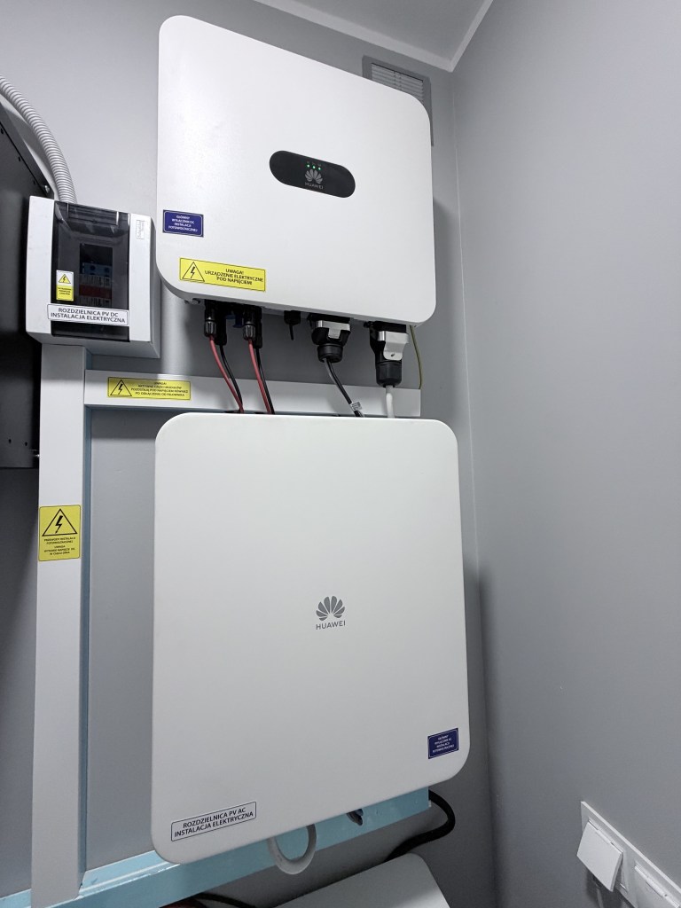 Falownik Huawei i magazyn energii Huawei LUNA2000 w zrealizowanej instalacji fotowoltaicznej