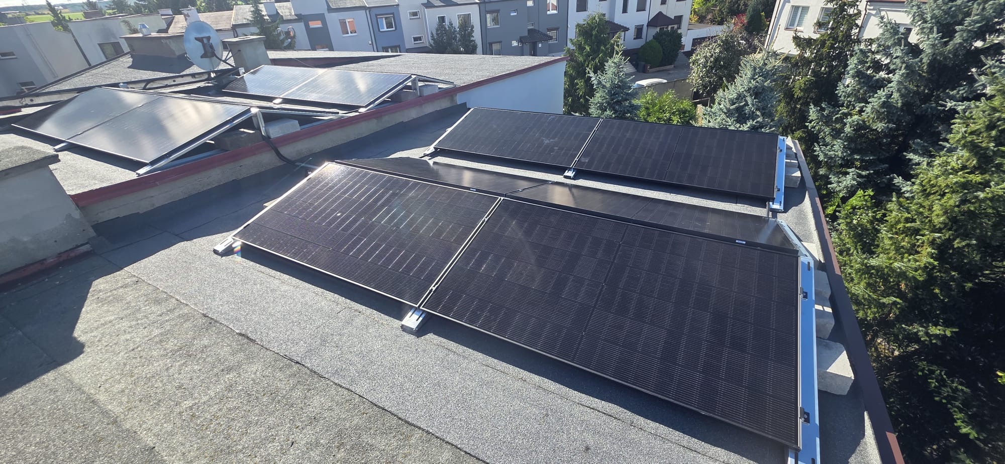 Moduły fotowoltaiczne JA Solar Full Black na konstrukcji balastowej na płaskim dachu