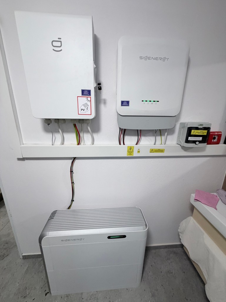 Magazyn energii Sigenergy SigenStor, falownik Sigen Hybrid i bramka Gateway po montażu