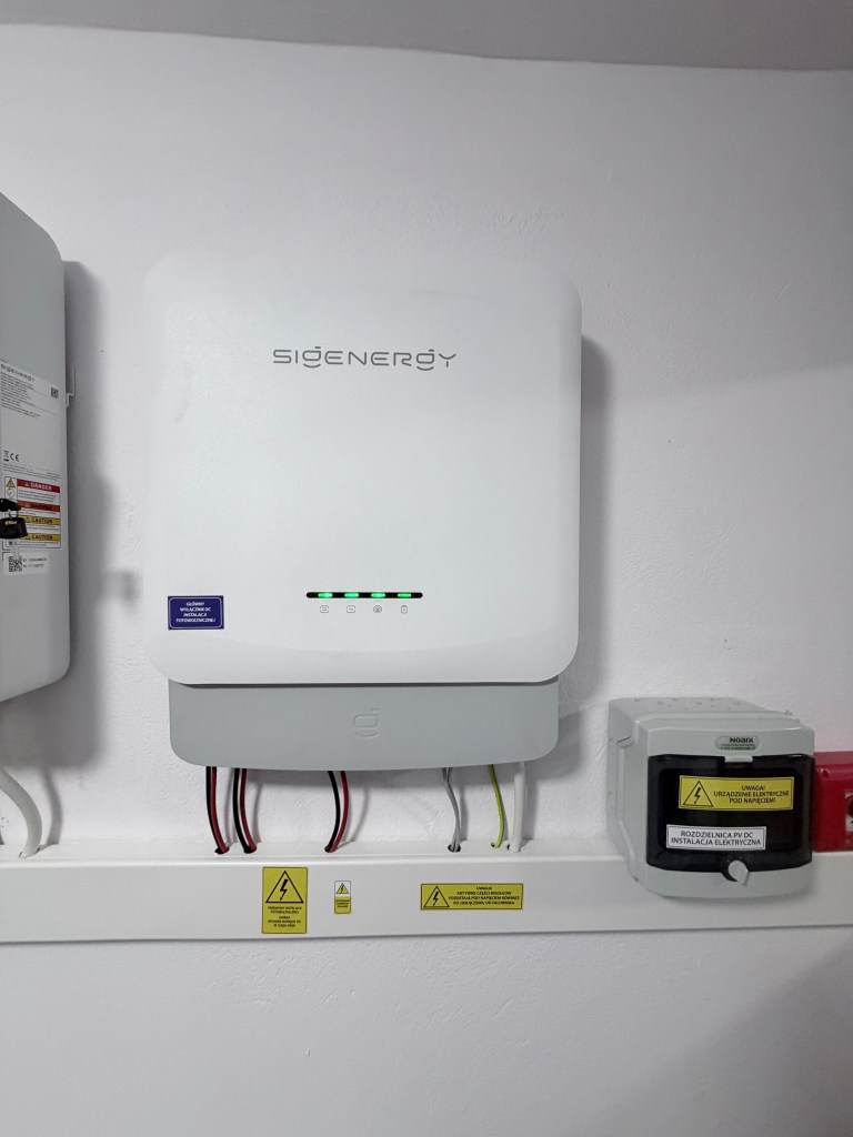 Falownik Sigenergy Sigen Hybrid zamontowany na ścianie